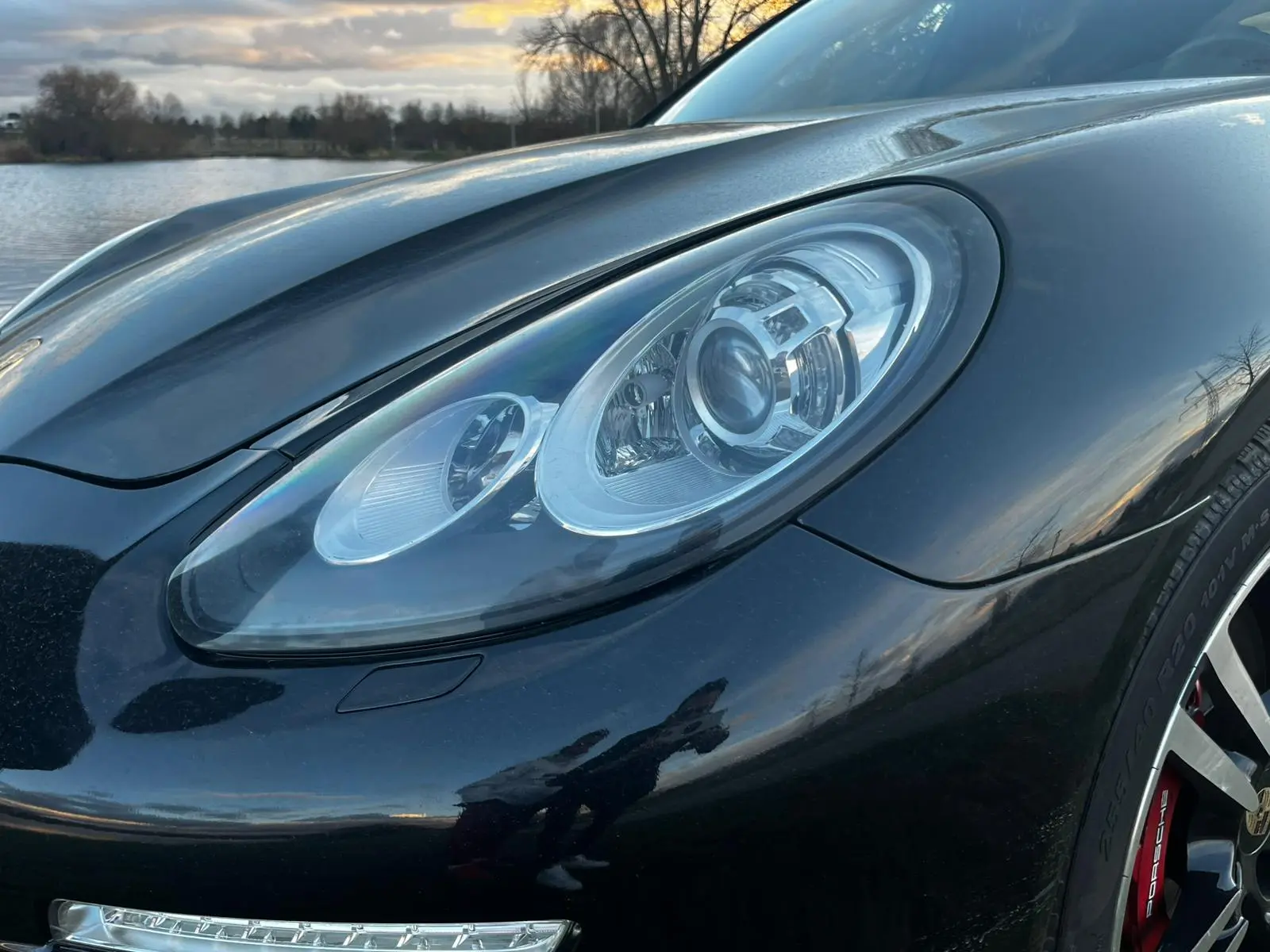 Porsche Ostatní Auto pro někoho, kdo chce Porsche, ale zároveň prostor, klid a sílu v rezervě. Panamera umí jet rychle, ale hlavně umí cestovat – a dělá to s přehledem 9