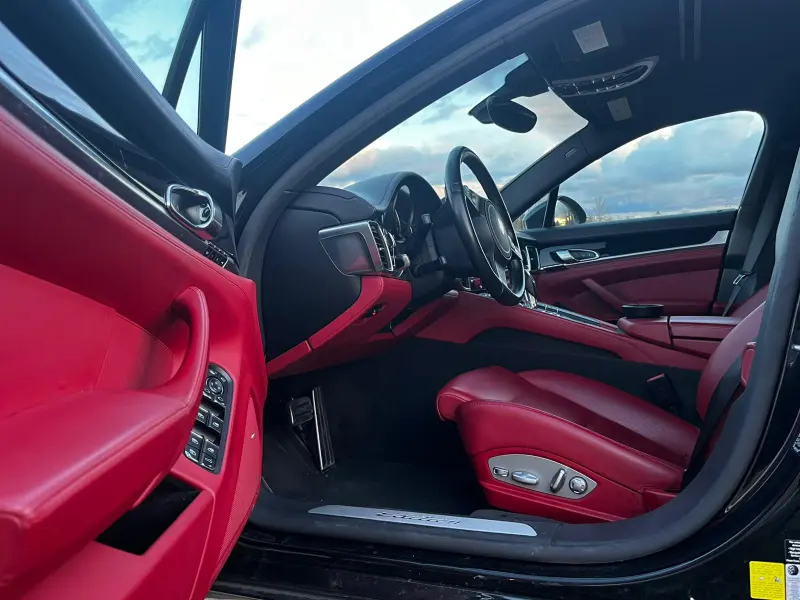 Porsche Ostatní Auto pro někoho, kdo chce Porsche, ale zároveň prostor, klid a sílu v rezervě. Panamera umí jet rychle, ale hlavně umí cestovat – a dělá to s přehledem 6