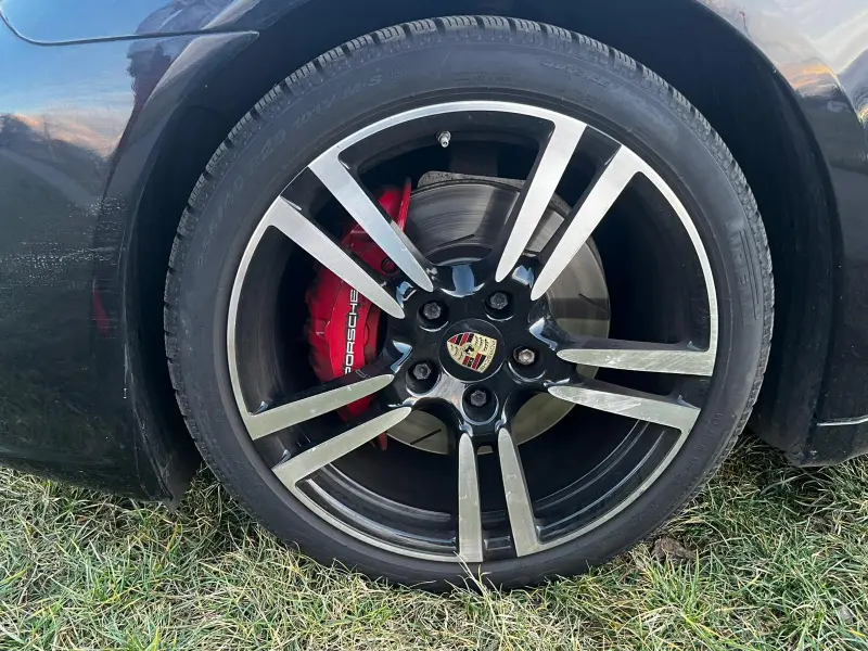 Porsche Ostatní Auto pro někoho, kdo chce Porsche, ale zároveň prostor, klid a sílu v rezervě. Panamera umí jet rychle, ale hlavně umí cestovat – a dělá to s přehledem 8