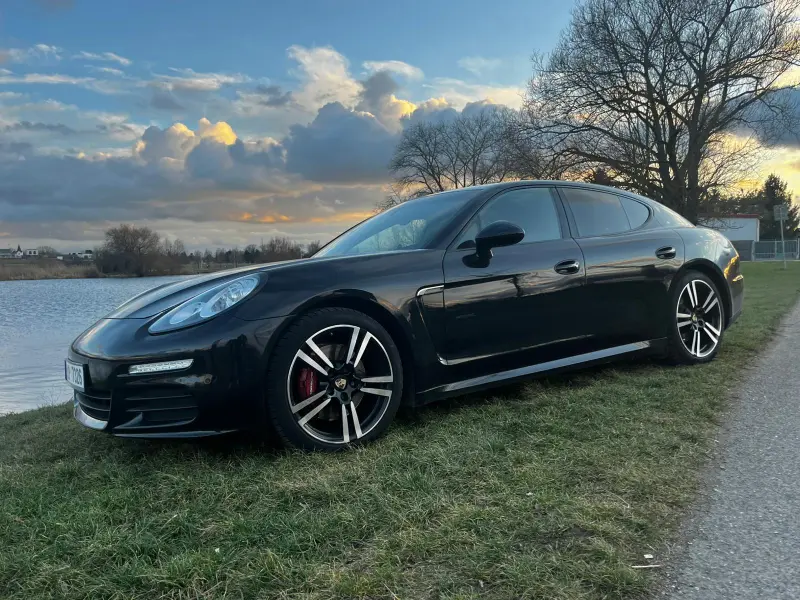Porsche Ostatní Auto pro někoho, kdo chce Porsche, ale zároveň prostor, klid a sílu v rezervě. Panamera umí jet rychle, ale hlavně umí cestovat – a dělá to s přehledem 0