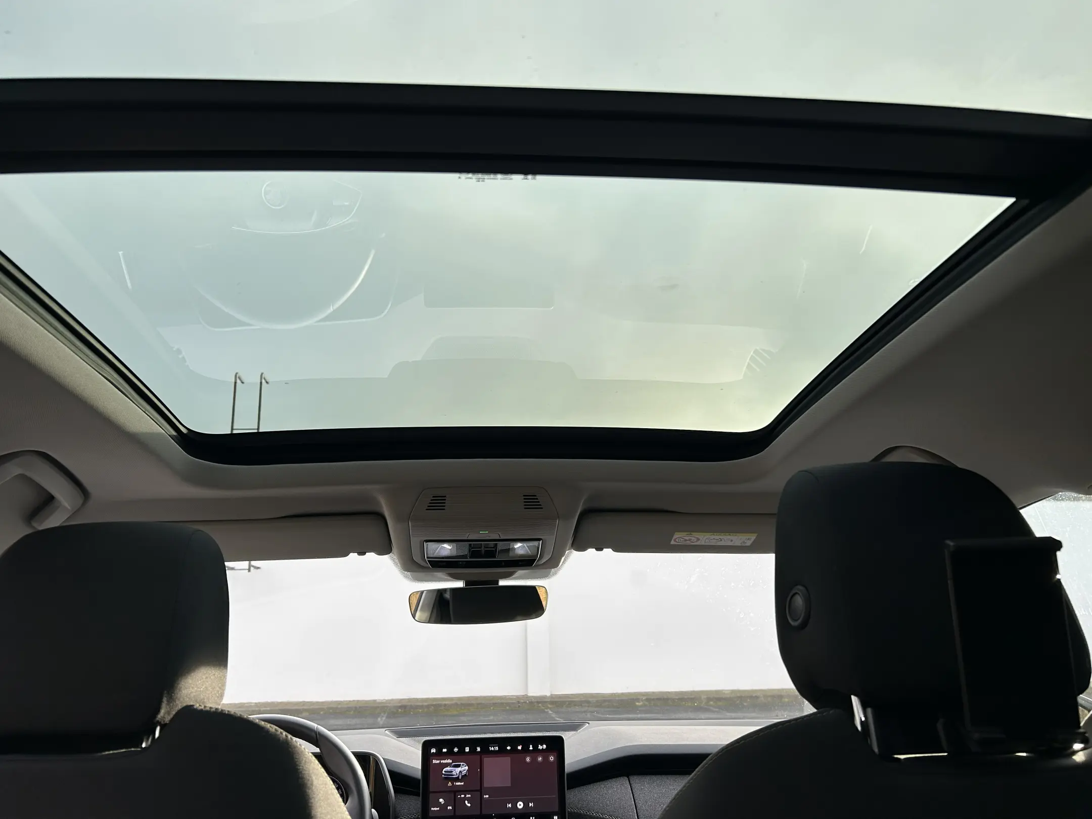 Škoda Kodiaq iV 9/2024 ČR, 1.maj., nebouráno, jako nový, v záruce, zimní+letní pneu, tažné, panorama, nezáv.topení, kessy, adapt.temp., vyhř.volant+všechna sedadla 4