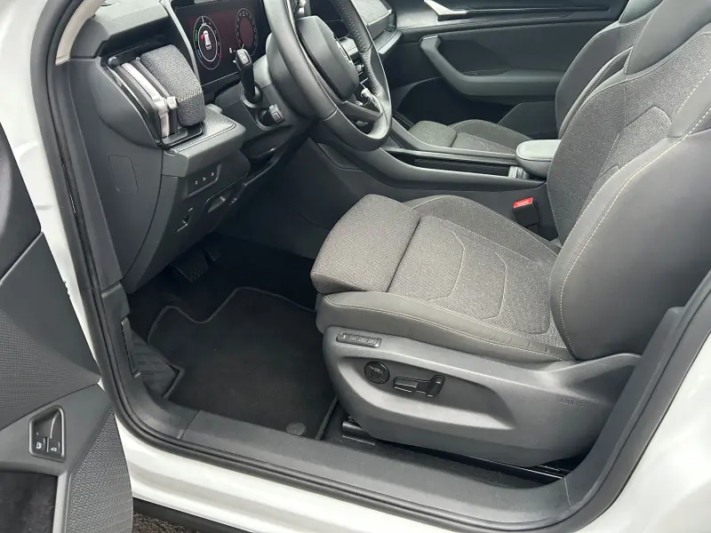 Škoda Kodiaq iV 9/2024 ČR, 1.maj., nebouráno, jako nový, v záruce, zimní+letní pneu, tažné, panorama, nezáv.topení, kessy, adapt.temp., vyhř.volant+všechna sedadla 2