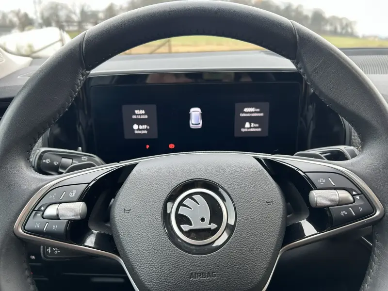 Škoda Kodiaq iV 9/2024 ČR, 1.maj., nebouráno, jako nový, v záruce, zimní+letní pneu, tažné, panorama, nezáv.topení, kessy, adapt.temp., vyhř.volant+všechna sedadla 5