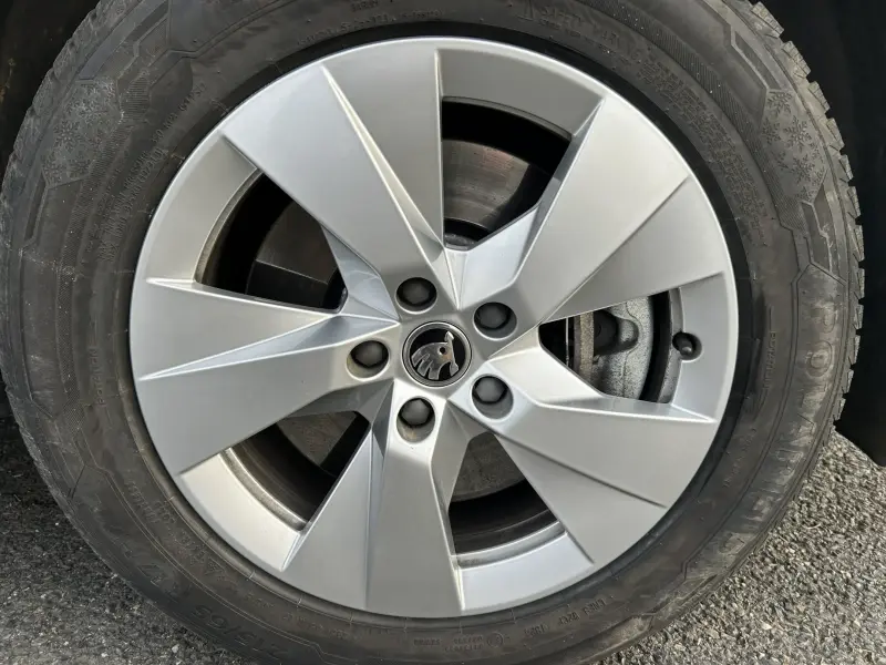 Škoda Kodiaq iV 9/2024 ČR, 1.maj., nebouráno, jako nový, v záruce, zimní+letní pneu, tažné, panorama, nezáv.topení, kessy, adapt.temp., vyhř.volant+všechna sedadla 8